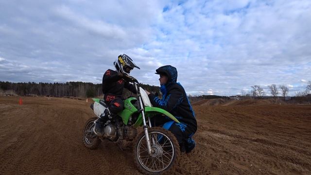 Weekend on the BIKE [Ребёнок в 8 лет учится кататься на мотоцикле] ГРЯЗЬ, песок и АДРЕНАЛИН смотреть онлайн