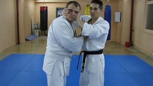 Освобождение от захвата одежды на груди руками