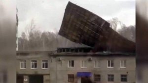 В Томске устраняют последствия урагана, а в Москве зафиксировано аномально низкое давление