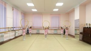 "Танец с обручами" младшая группа.