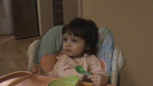 Эмилия кушает кашу смотреть онлайн