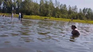 искупались в одежде