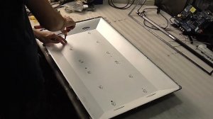 Backlight repair . РЕМОНТ ПОДСВЕТКИ . SOUNDMAX SM LED32M01 .  Приклеенная матрица и  чистка кармы )