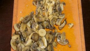 Салат из консервированных кальмаров и шампиньонов