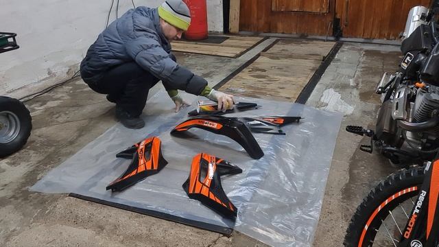 Мотоцикл Regulmoto Sport-003 PRO . Борьба с наклейками, покрытие лаком, часть1. смотреть онлайн