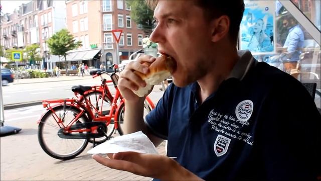 Амстердамцы очень любят булки с селёдкой. Вот я тоже решил попробовать :) смотреть онлайн