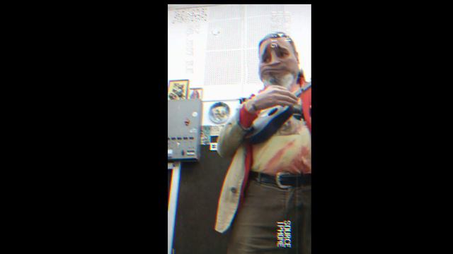 Старый панк играет на укулеле #music #reels смотреть онлайн