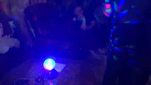 Новогодний огонек. Домашняя вечеринка. Танцуют все смотреть онлайн