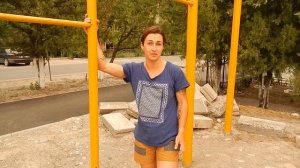 Женщина подтягивается на турнике и даёт спортивные советы!