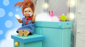 Штеффи скучно дома! Смешные видео про Барби для девочек