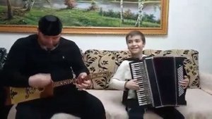 Чеченский мальчик и Асхьаб поют нашумевшую Чеченскую песню "Со вехачу юьртахь".