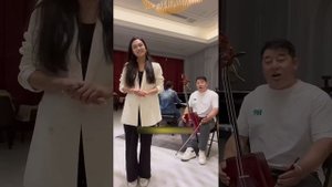 Бурятка из Китая Гунсэма, поёт песню "Алтаргана". Шэнэхэн, округ Хулун-Буир 呼伦贝尔市, КНР.