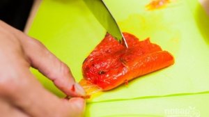 Рулетики из запеченного перца с сыром и орегано