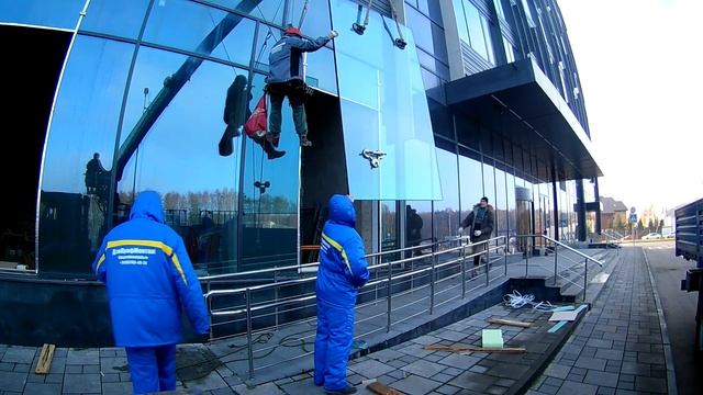 Монтаж больших стеклопакетов в Москве.