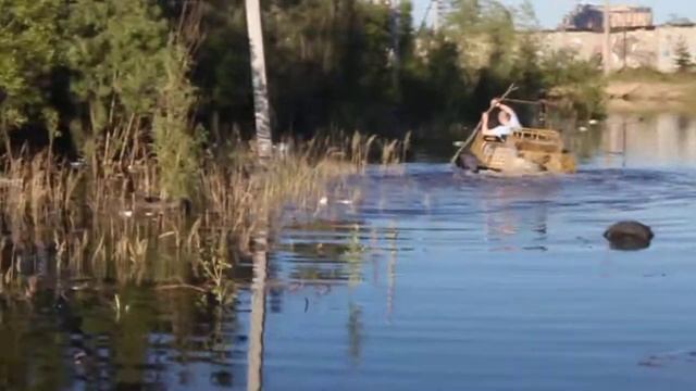 Самодельный гусеничный вездеход Заплыв 1 смотреть онлайн