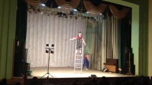 Эквилибр на вольно стоящей лестнице