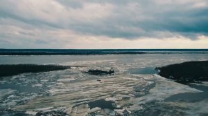 Ледоход на Оби и спасение баржи с лодками | Ice drift | 4k