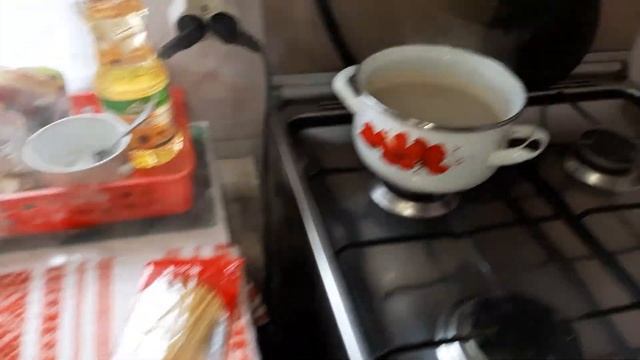 VLOG: 20 апреля 2021 г. Запекаем картошку с мясом в духовке. Бабушка белит деревья.