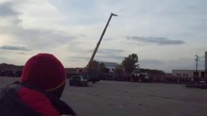 Каскадеры на машинах. Проезд автомобиля на двух колесах.