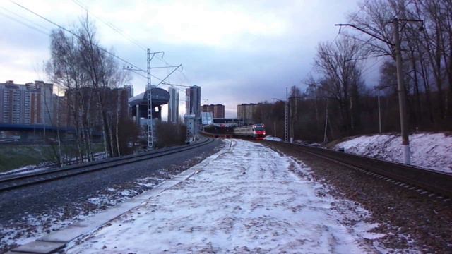 На рассвете 1 января ЭП2Д следует вдоль Павшинской Поймы смотреть онлайн