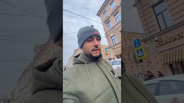 В Питере крепкие традиции / карета лошади #агентпонедвижимости #санктпетербург #культурнаястолица