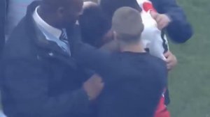 10 смешных ВЫБЕГАНИЙ БОЛЕЛЬЩИКОВ на поле в футболе