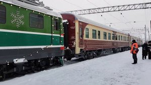 ЭКСКЛЮЗИВ!!!!!Электровоз ЧС2-216 с тур.поездом 925Е Уральский Экспресс
