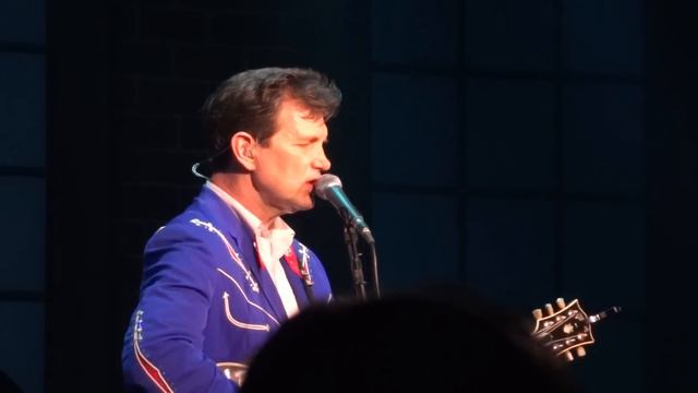 Chris Isaak - Can't Help Falling In Love 7/3/12 The Birchmere, Alexandria, VA смотреть онлайн