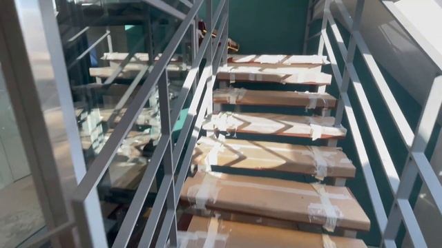 Лестница на металлическом каркасе со стеклянными ограждениями в стиле LOFT #лестницывладивосток смотреть онлайн