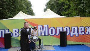 Круто поет. Я вдыхаю этот дым. Official video.