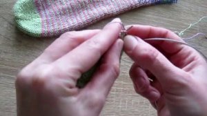 Смена цветных полос без протяжек в круговом вязании спицами