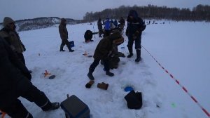 ПОШЛА ЖАРА! Рыбалка на форель Зимой. Народу как на базаре. ЖЕСТЬ