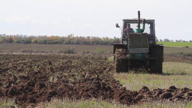 Как пашет старый трактор Т-150 СССР. Вспашка зяби ХТЗ Т-150(720P_HD).mp4 смотреть онлайн