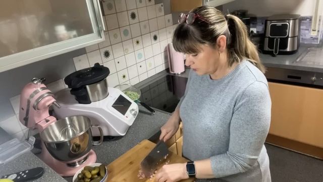 Салат Оливье,сыну на день рождения!делаем вместе,о многом,вывезли старую мебель,сколько заплатили??