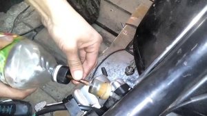 Как завести мопед с бутылкой вместо бензоба