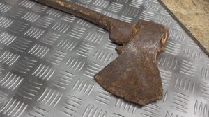 Восстановление ископаемого топора. Под слоем ржавчины обнаружилось такое ... впрочем, смотрите сами.