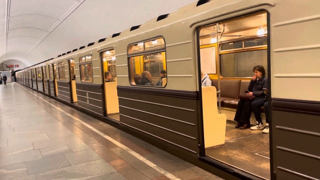 81-717.5А/714.5А «Ретропоезд Сокольники» отправляется со станции Чистые Пруды смотреть онлайн