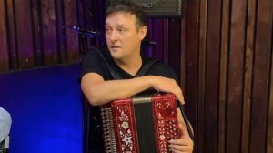 Для игры на гармошке знать ноты не обязательно. Шатунов