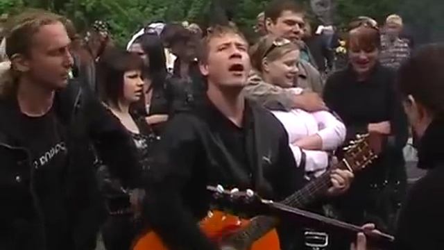 У могилы Виктора Цоя.mp4 смотреть онлайн