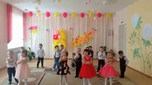 Танец "Целовака, обнимака и люблюка ты моя" Младшая группа