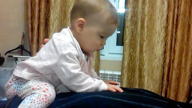 Милый ребенок играет с пуговицами смотреть онлайн