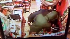 Процветают кражи в магазинах.