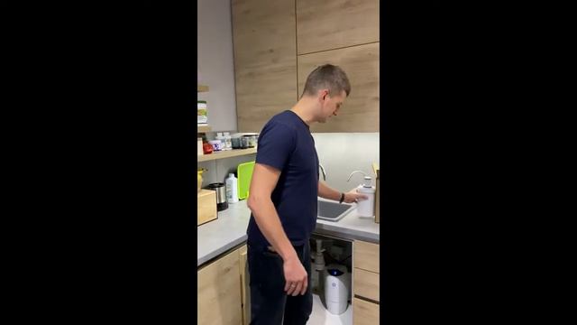 Замена картриджа в системе очистки воды eSpring смотреть онлайн