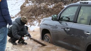 Lexus LX 570 провалился на льду