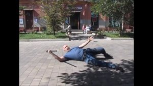 Пьяный алкаш нагло и амбициозно орёт валяясь на улицах Москвы.