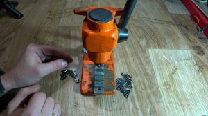 Как расклёпывают и заклёпывают пильные цепи.