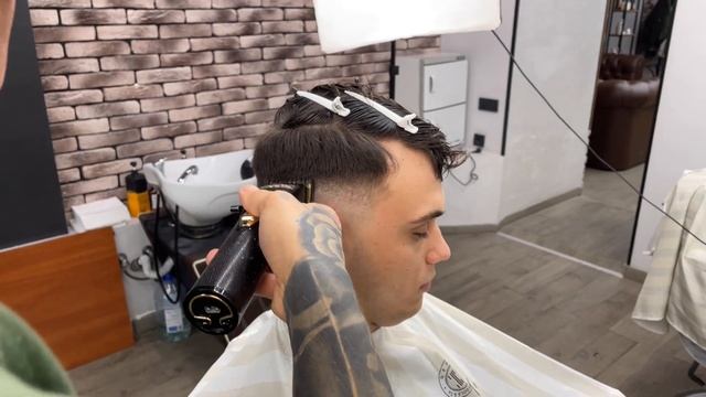 Переход машинкой видео. Барбер Новосибирск. Barbershop Новосибирск. Академия барберов Новосибирск. Девушка барбер Новосибирск.