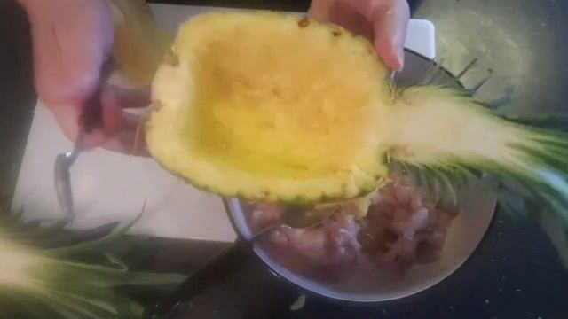 Курица в ананасе.