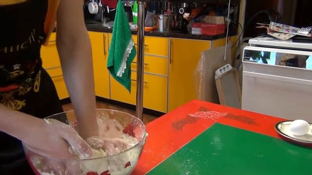 Булочки с корицей #7 | Ребенок готовит сам | Герман и его кухня смотреть онлайн