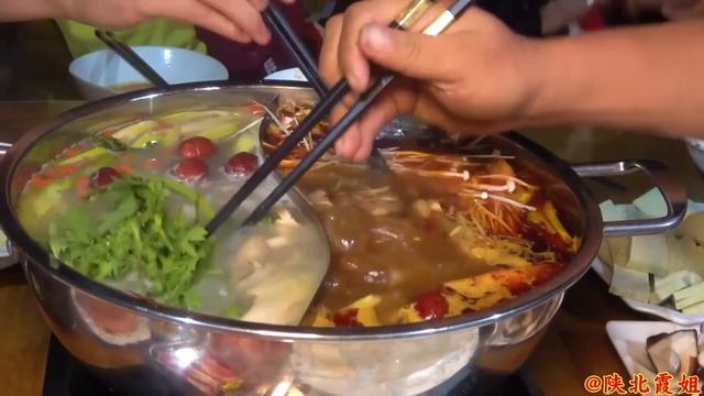 【陕北霞姐】家常三鲜火锅，牛骨头熬汤，涮羊肉煮蔬菜，馋的外甥流口水！
